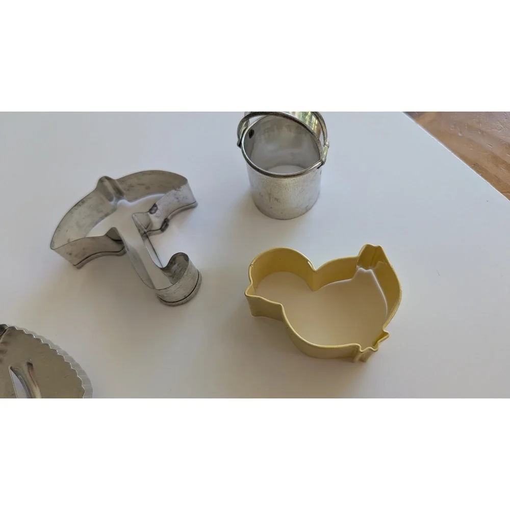 Vintage Cookie Cutter Lot Tupperware Kelloggs Metal Plastic Holiday 15+ Pc Set‎